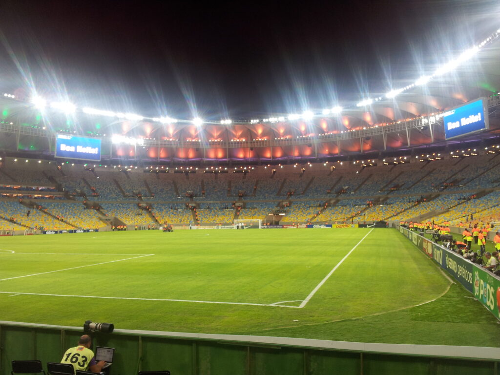 https://upload.wikimedia.org/wikipedia/commons/2/24/Maracan%C3%A3_Stadium.jpeg