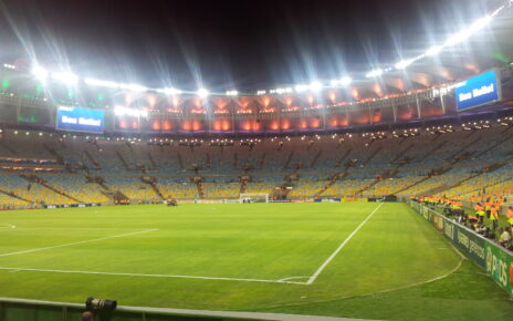 https://upload.wikimedia.org/wikipedia/commons/2/24/Maracan%C3%A3_Stadium.jpeg